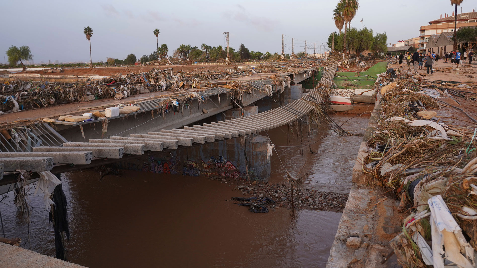 Ισπανία: Εκατόμβη νεκρών από τις πλημμύρες – Βροχή ενός έτους μέσα σε 8 ώρες-5
