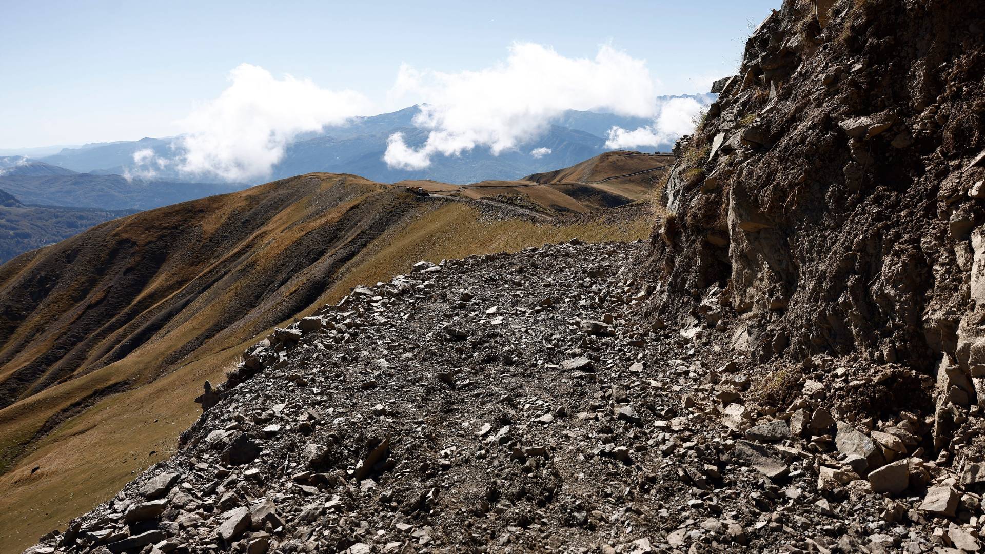 Η «μυστηριώδης» διάνοιξη δρόμου στην αλπική ζώνη του Γράμμου-3