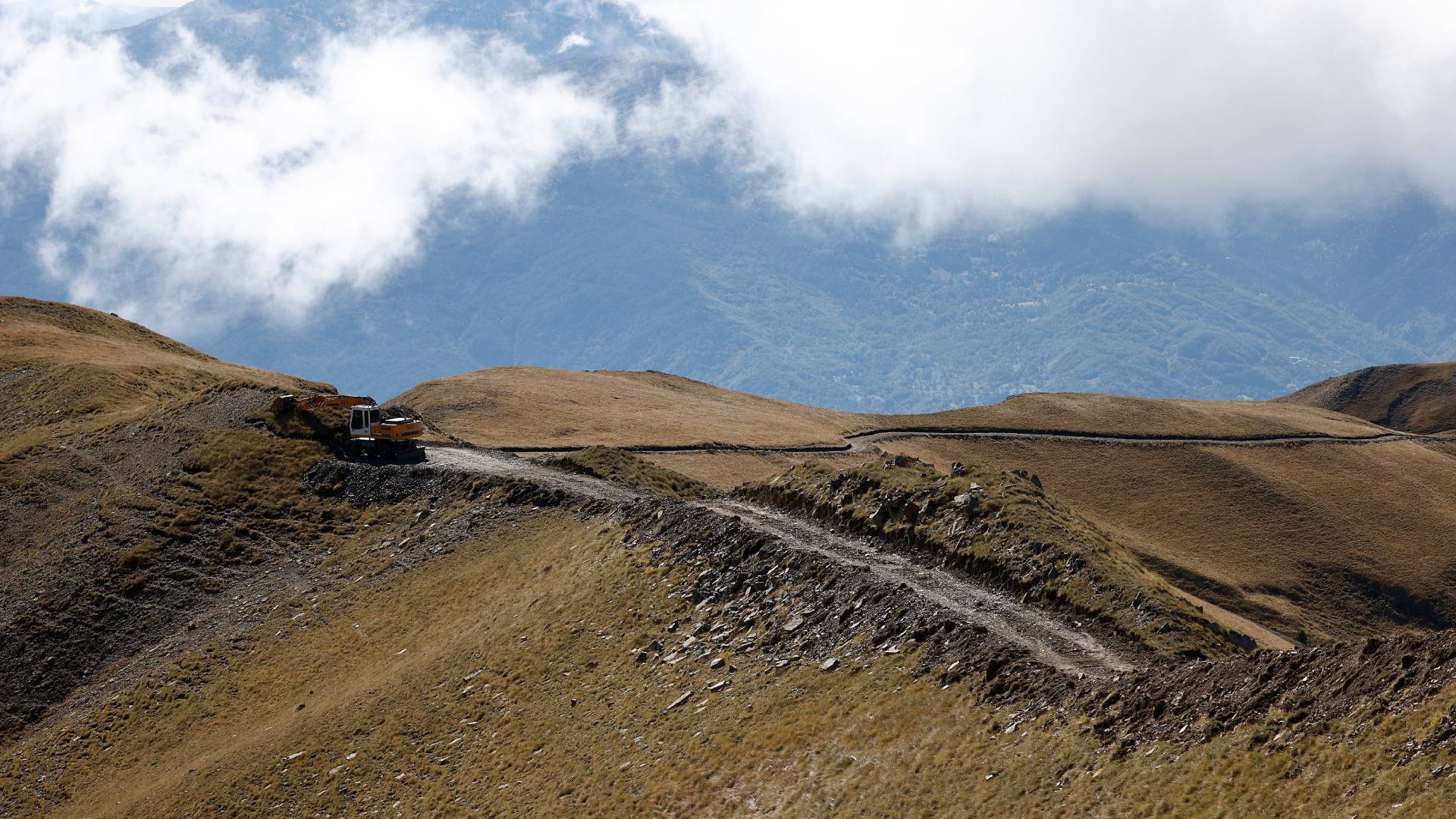 Η «μυστηριώδης» διάνοιξη δρόμου στην αλπική ζώνη του Γράμμου-1