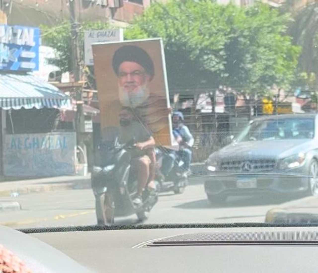 H «Κ» στην Νταχίγια: Εκρήξεις, συνθήματα και σίσα-1