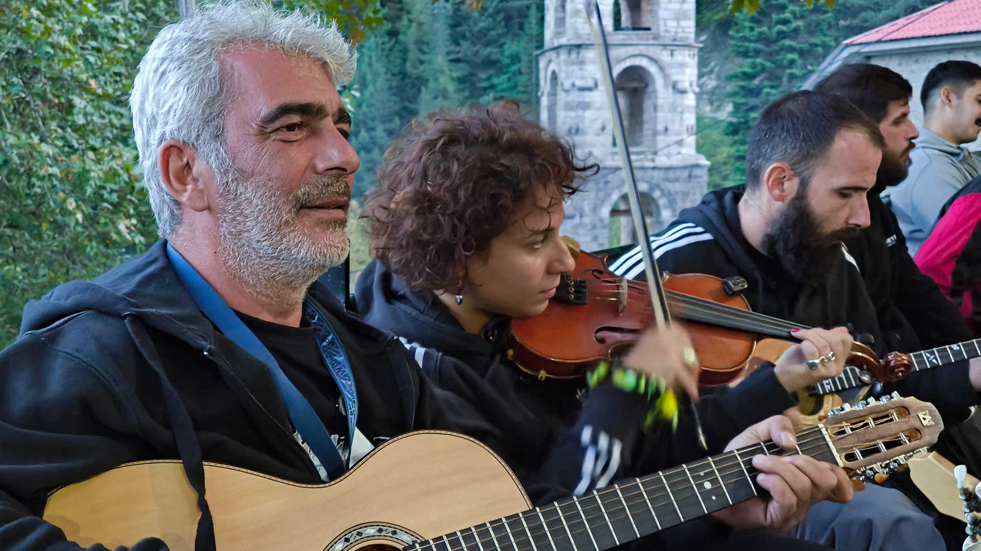 Οι «Από Μηχανής Μουσικοί» ζωντανεύουν τις ορεινές κοινότητες της Ελλάδας-1