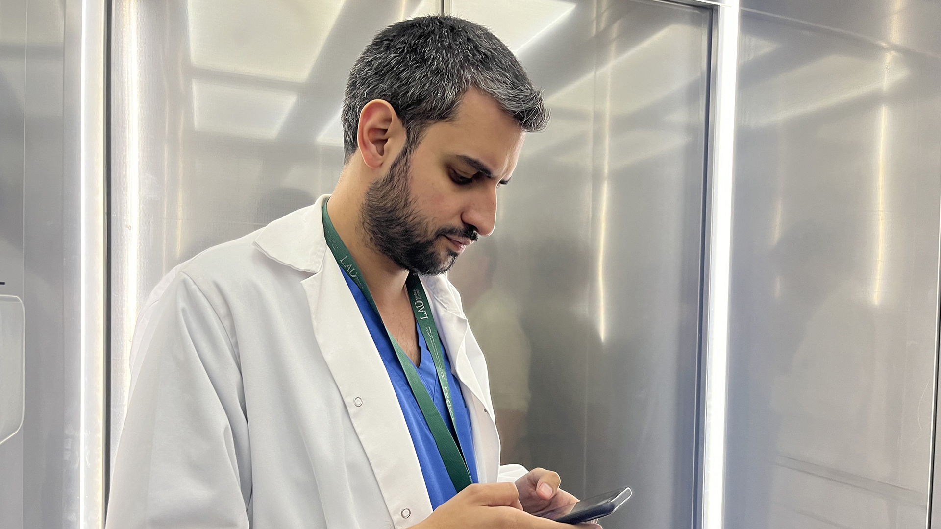 Στα επείγοντα ενός νοσοκομείου στη Βηρυτό: «Είμαστε ακόμα εδώ και δίνουμε αγώνα»-2