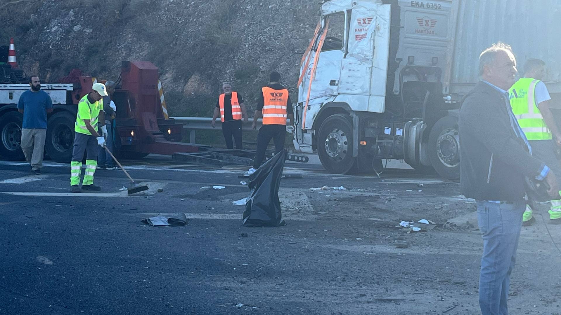 Περιφερειακή Αιγάλεω: Διακοπή της κυκλοφορίας λόγω ανατροπής φορτηγού-1