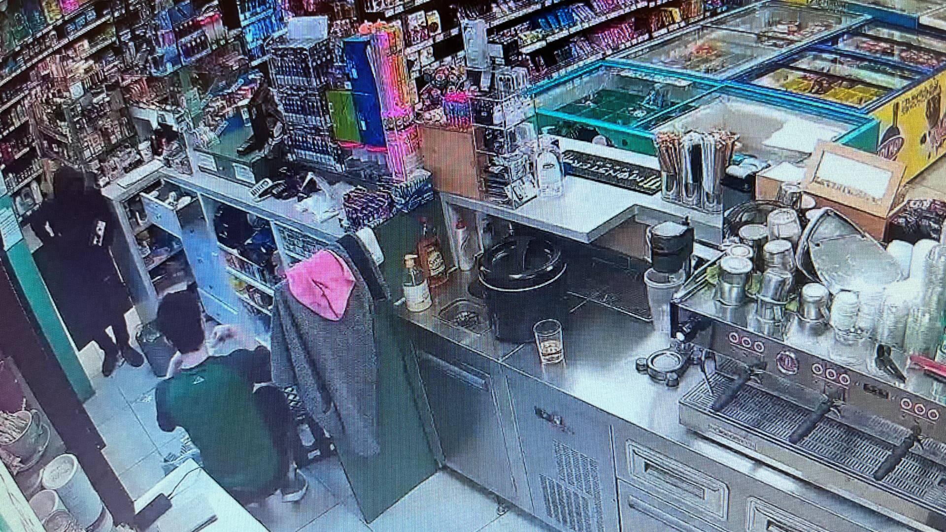 Ιλίσια: Απείλησε τον υπαλληλο με μαχαίρι και άδειασε το ταμείο-2