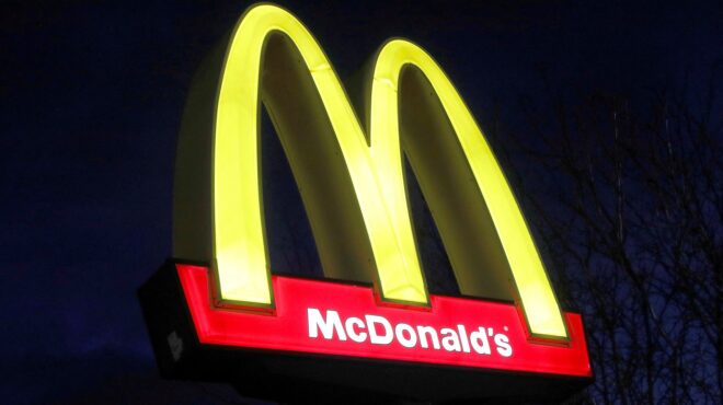 ηπα-ενοχα-τα-κρεμμύδια-σε-μπέργκερ-της-563286424