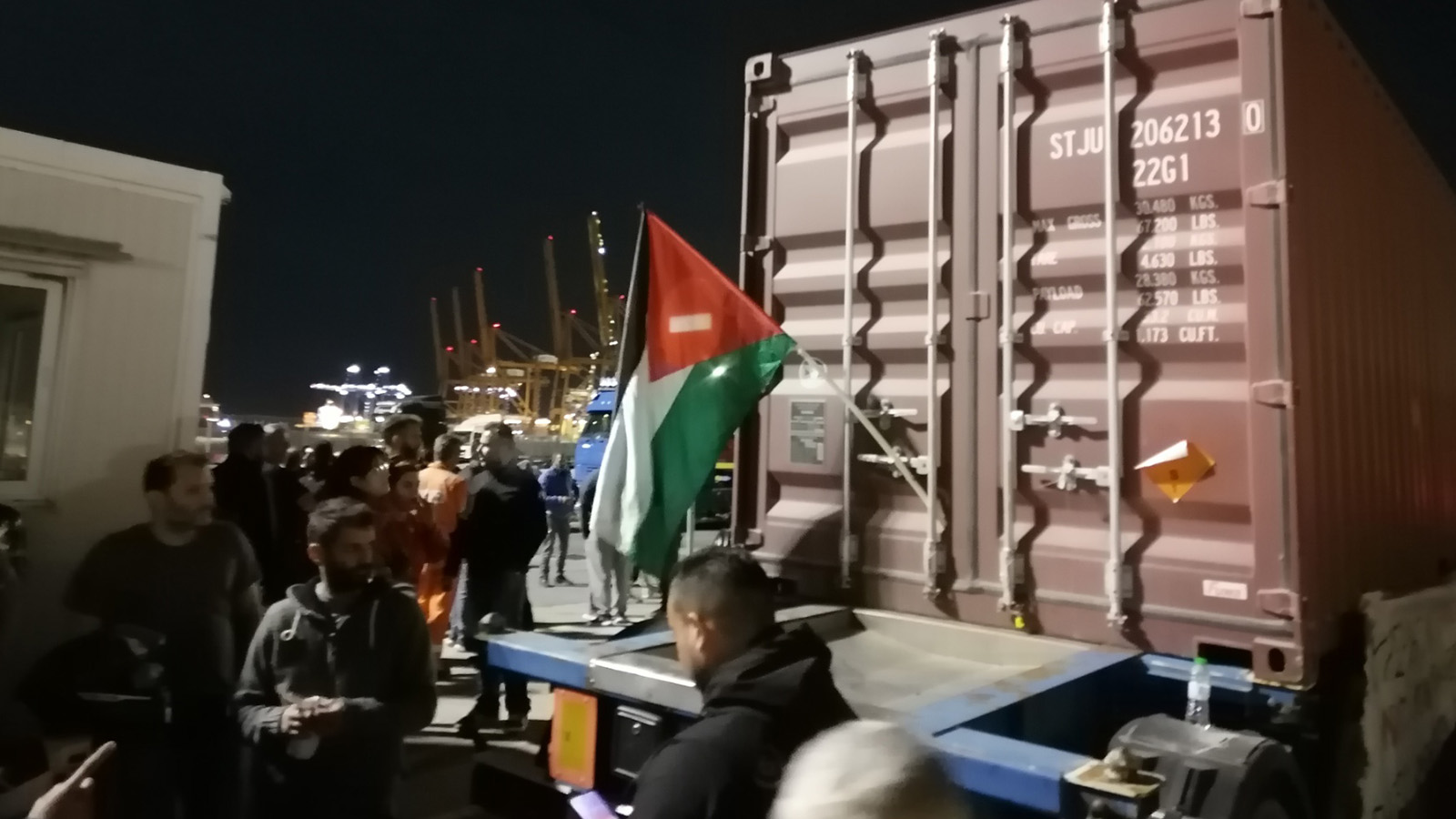 Πειραιάς: Λιμενεργάτες εμπόδισαν πλοίο να φορτώσει κοντέινερ με πολεμοφόδια για το Ισραήλ-1