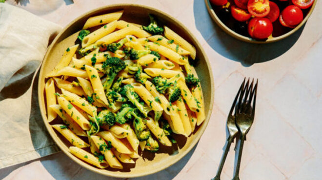 πένες-με-μπρόκολο-και-κεφαλοτύρι-563298592