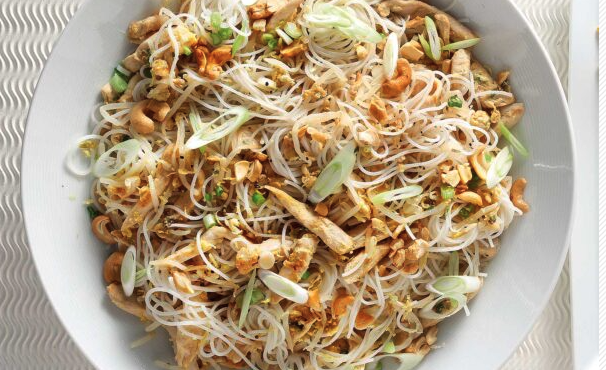 noodles-με-κοτόπουλο-και-ταϊλανδέζικη-σάλτσ-563263393