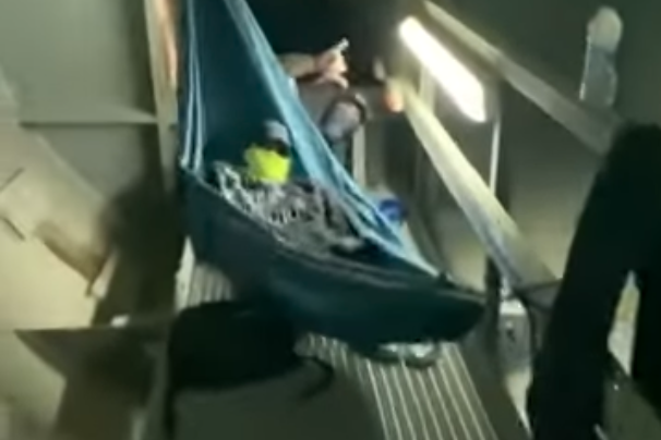 ΟΑΚΑ: Νεαροί ανέβηκαν στο στέγαστρο του Καλατράβα (εικόνες)-2