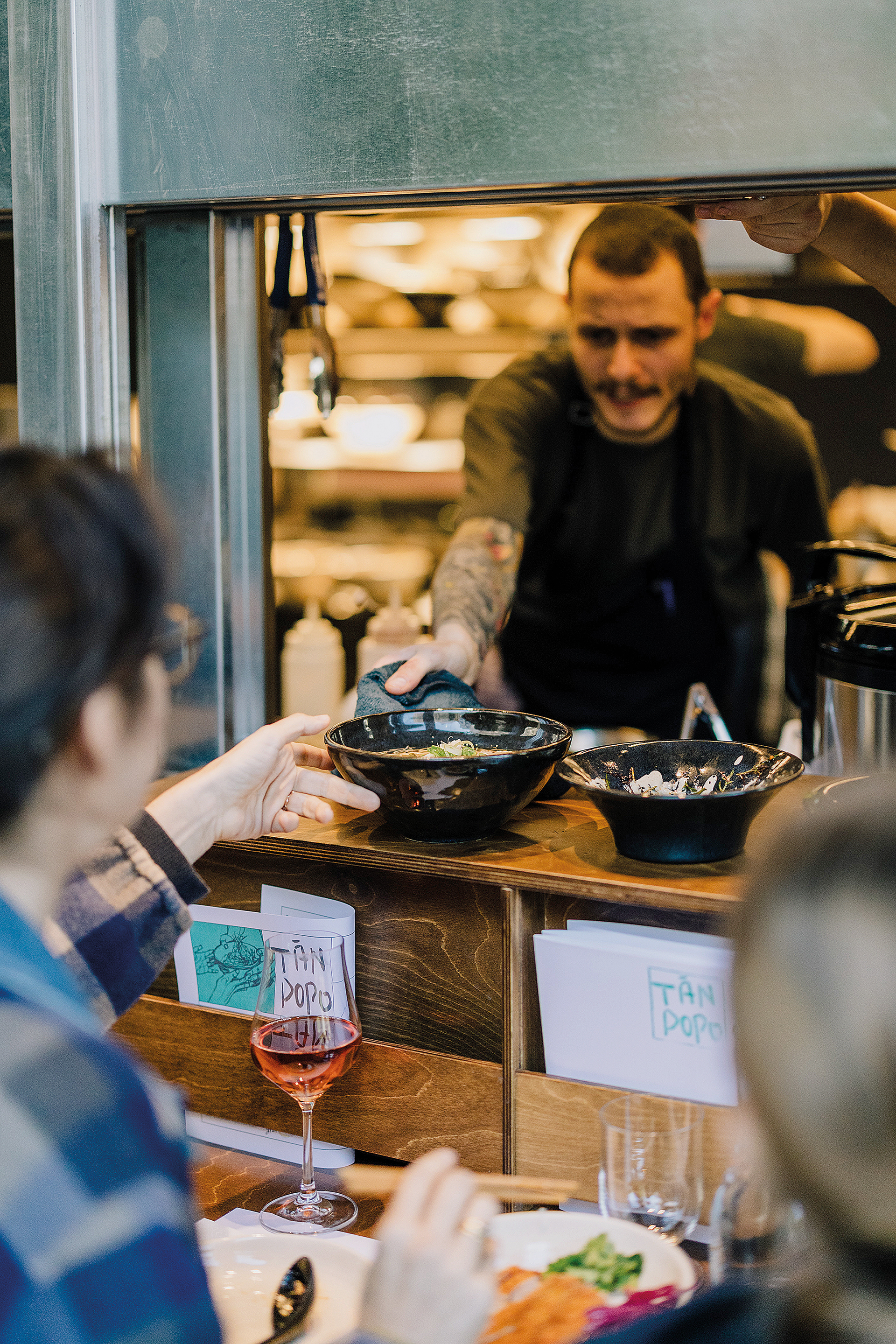 Για ζουμερά παϊδάκια και γύρο στα κάρβουνα στην Πλατεία Αγίων Θεοδώρων-2