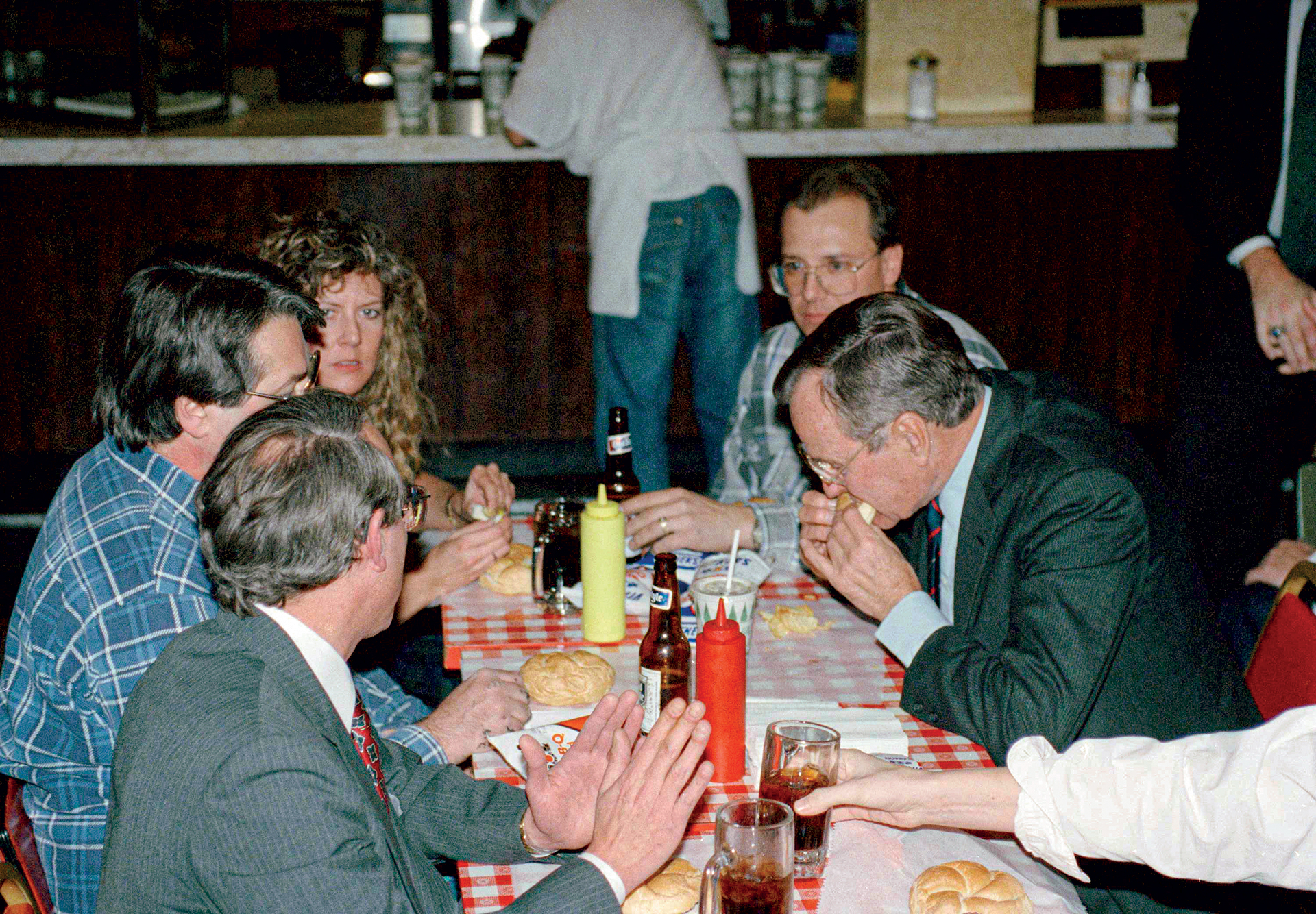 Στην πιο θρυλική «ελληνική» ταβέρνα του Σικάγου-6