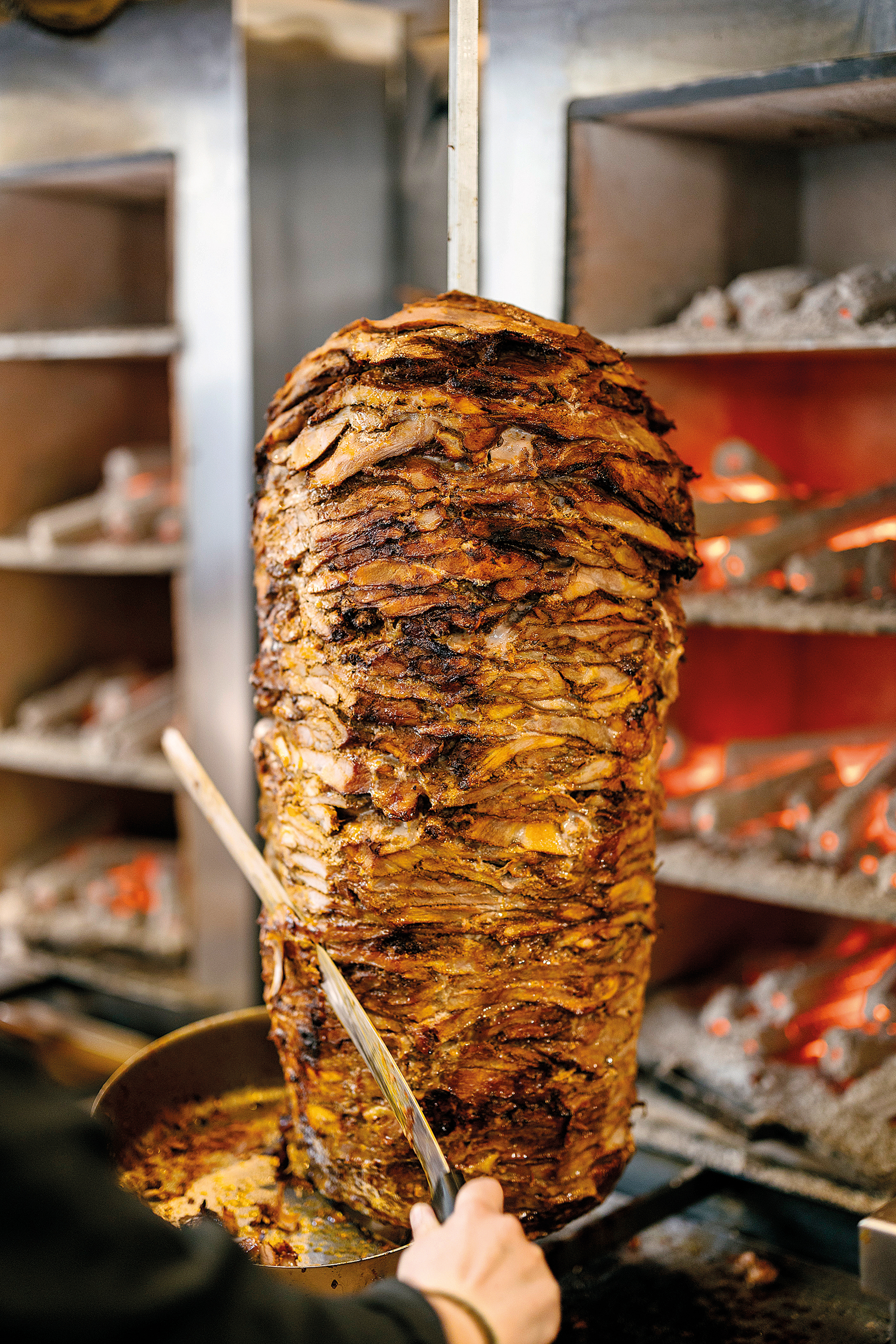 Για ζουμερά παϊδάκια και γύρο στα κάρβουνα στην Πλατεία Αγίων Θεοδώρων-3