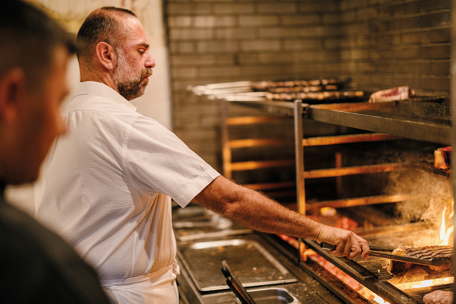 Για ζουμερά παϊδάκια και γύρο στα κάρβουνα στην Πλατεία Αγίων Θεοδώρων-6