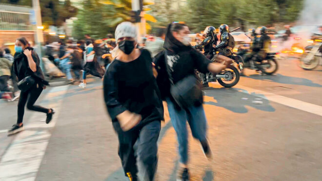 η-γυναίκα-που-δεν-φοβήθηκε-τον-αγιατολ-563281855