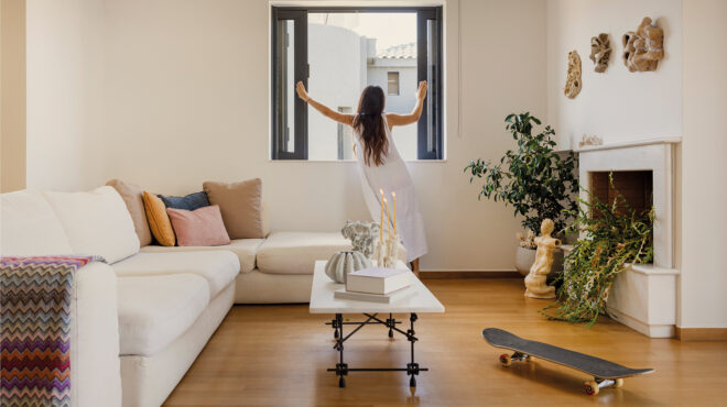 μία-φωτεινή-μεζονέτα-γεμάτη-τέχνη-στη-563261602