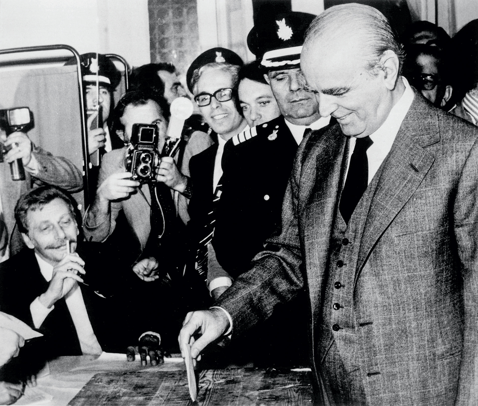 Νέα Δημοκρατία: 50 χρόνια, 24 σταθμοί-1