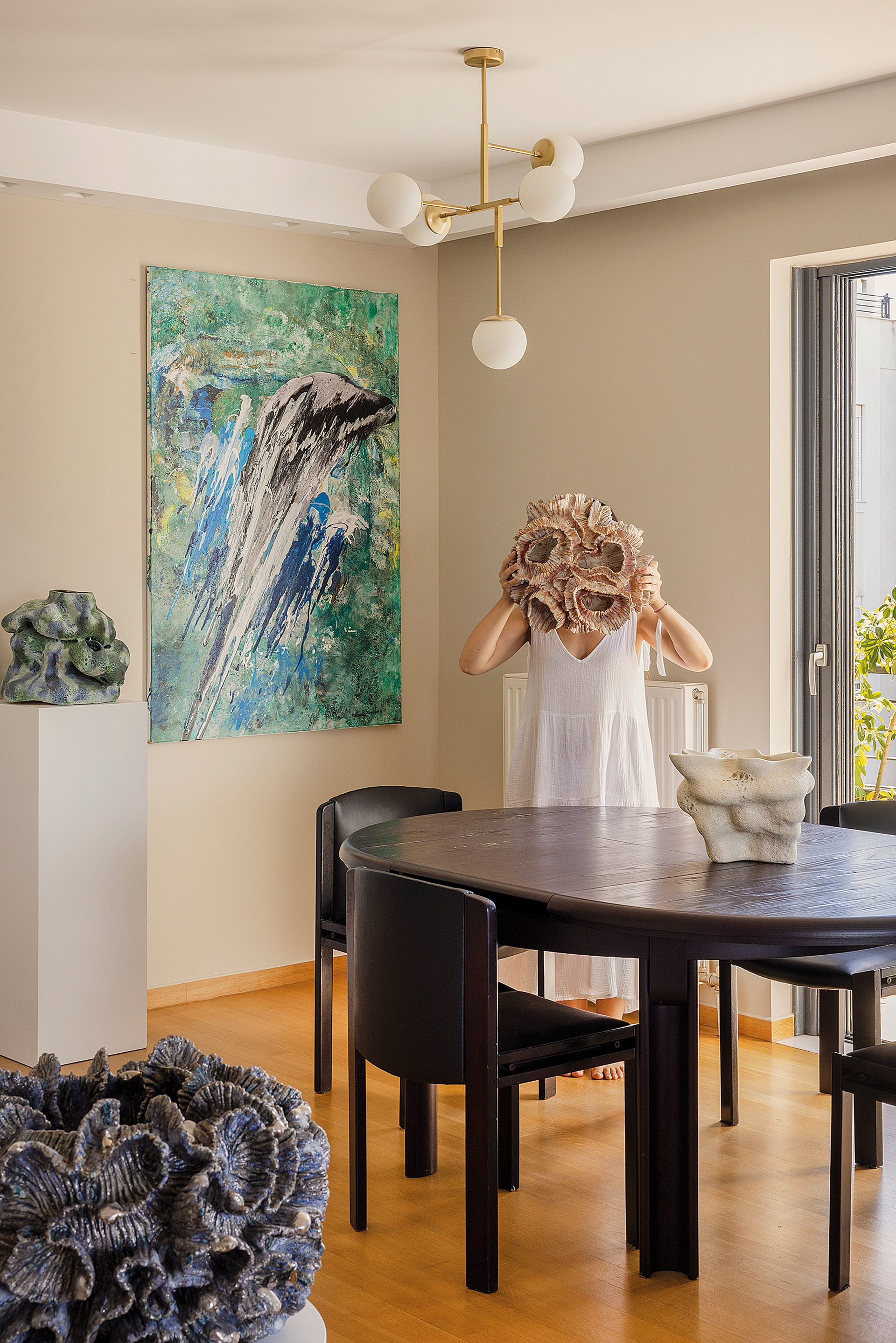 Μία φωτεινή μεζονέτα γεμάτη τέχνη στη Γλυφάδα-2