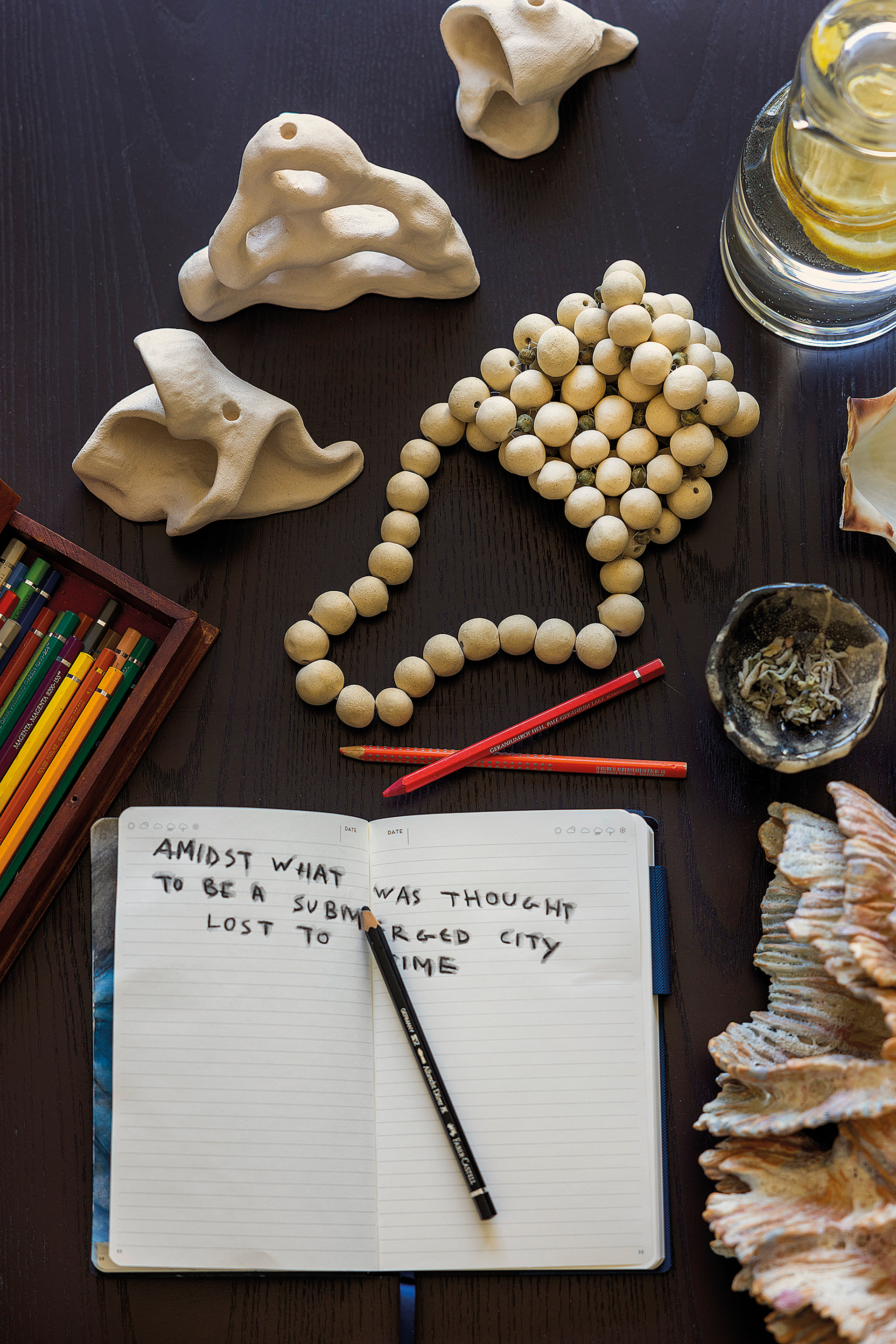 Μία φωτεινή μεζονέτα γεμάτη τέχνη στη Γλυφάδα-3