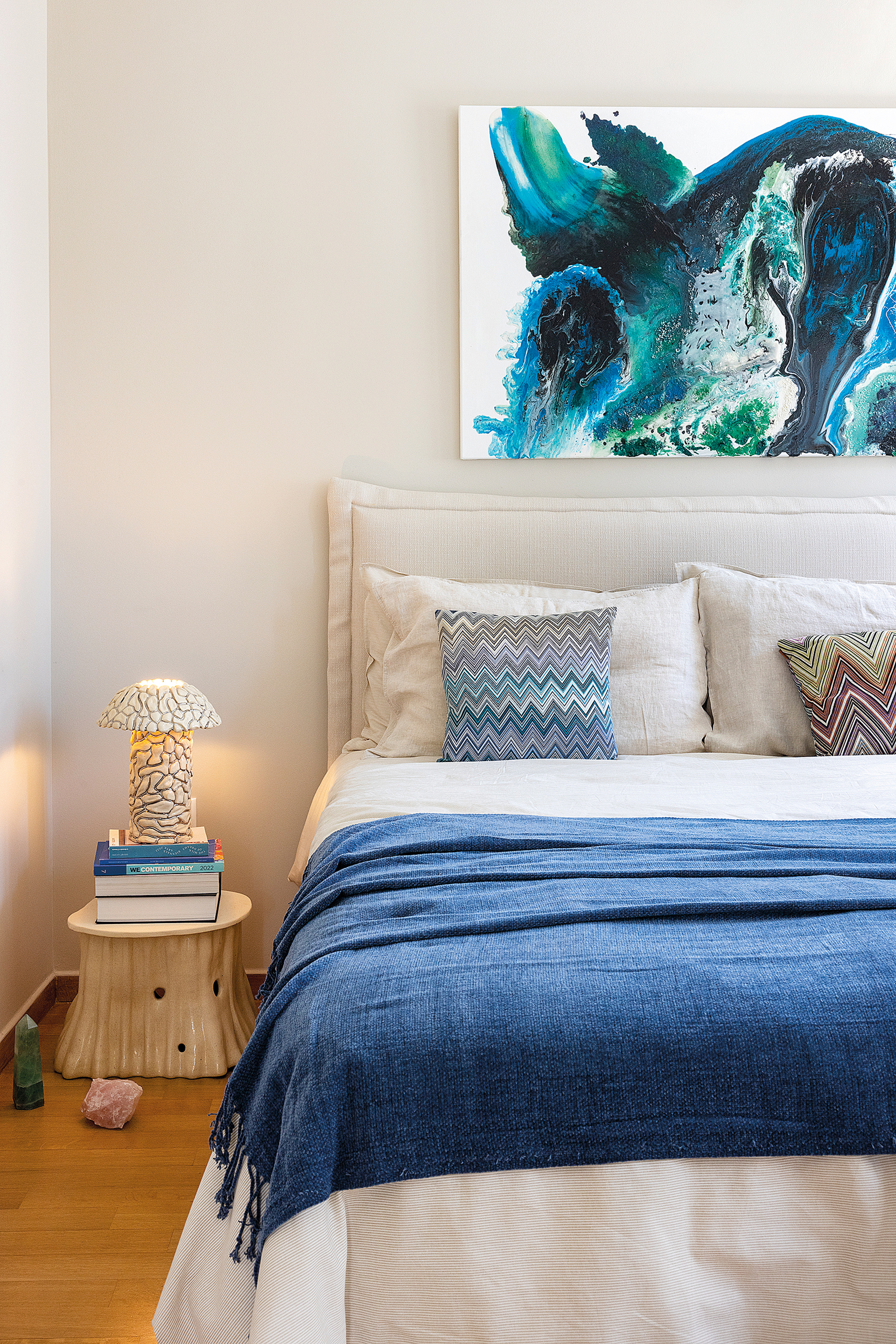 Μία φωτεινή μεζονέτα γεμάτη τέχνη στη Γλυφάδα-6