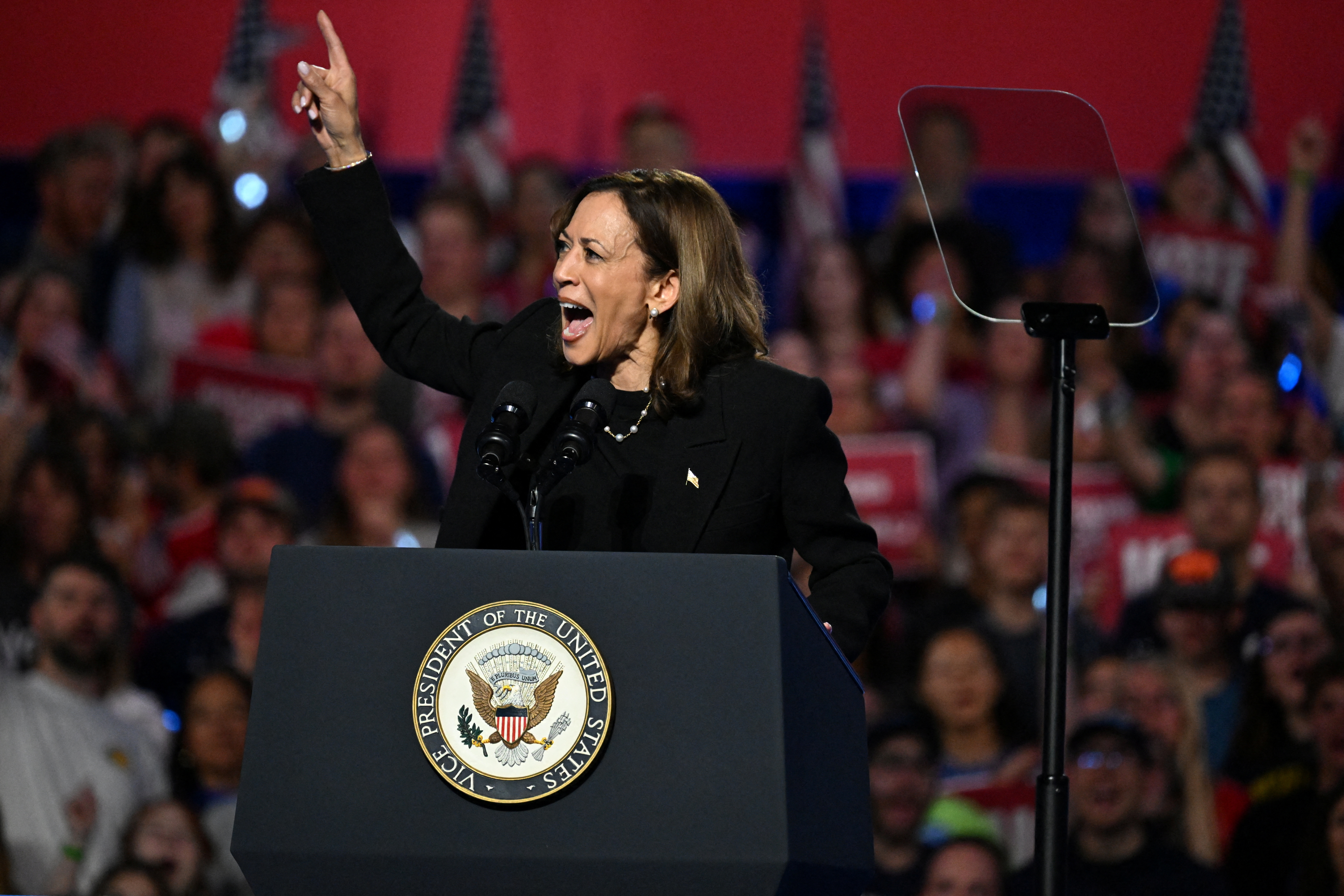 Νέα σόου Τραμπ: Απάντησε με… απορριμματοφόρο στα «σκουπίδια» του Μπάιντεν-4