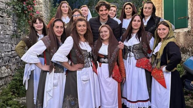 οι-φθινοπωρινοί-παξοί-χορεύουν-ακόμα-563268613