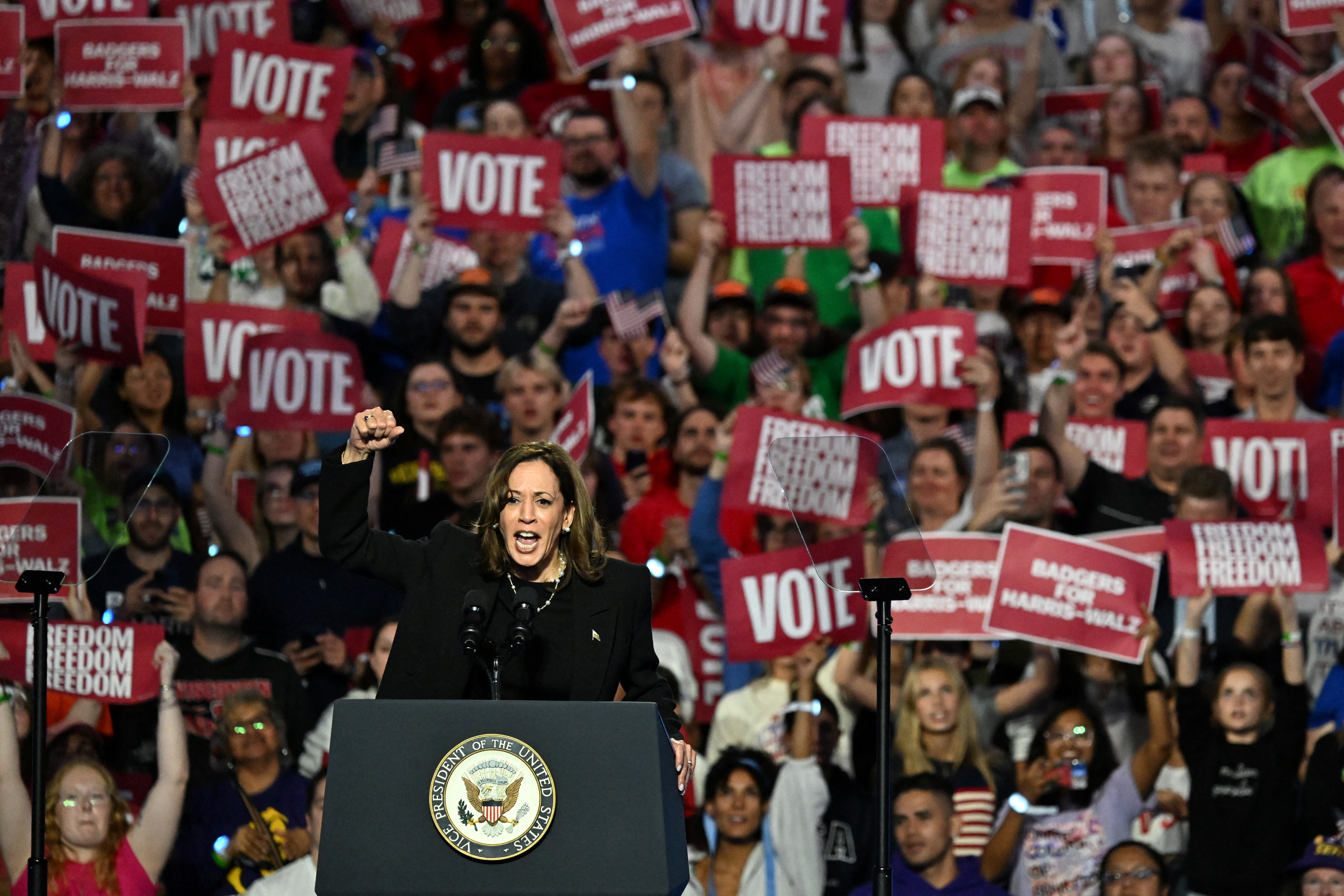 Νέα σόου Τραμπ: Απάντησε με… απορριμματοφόρο στα «σκουπίδια» του Μπάιντεν-3