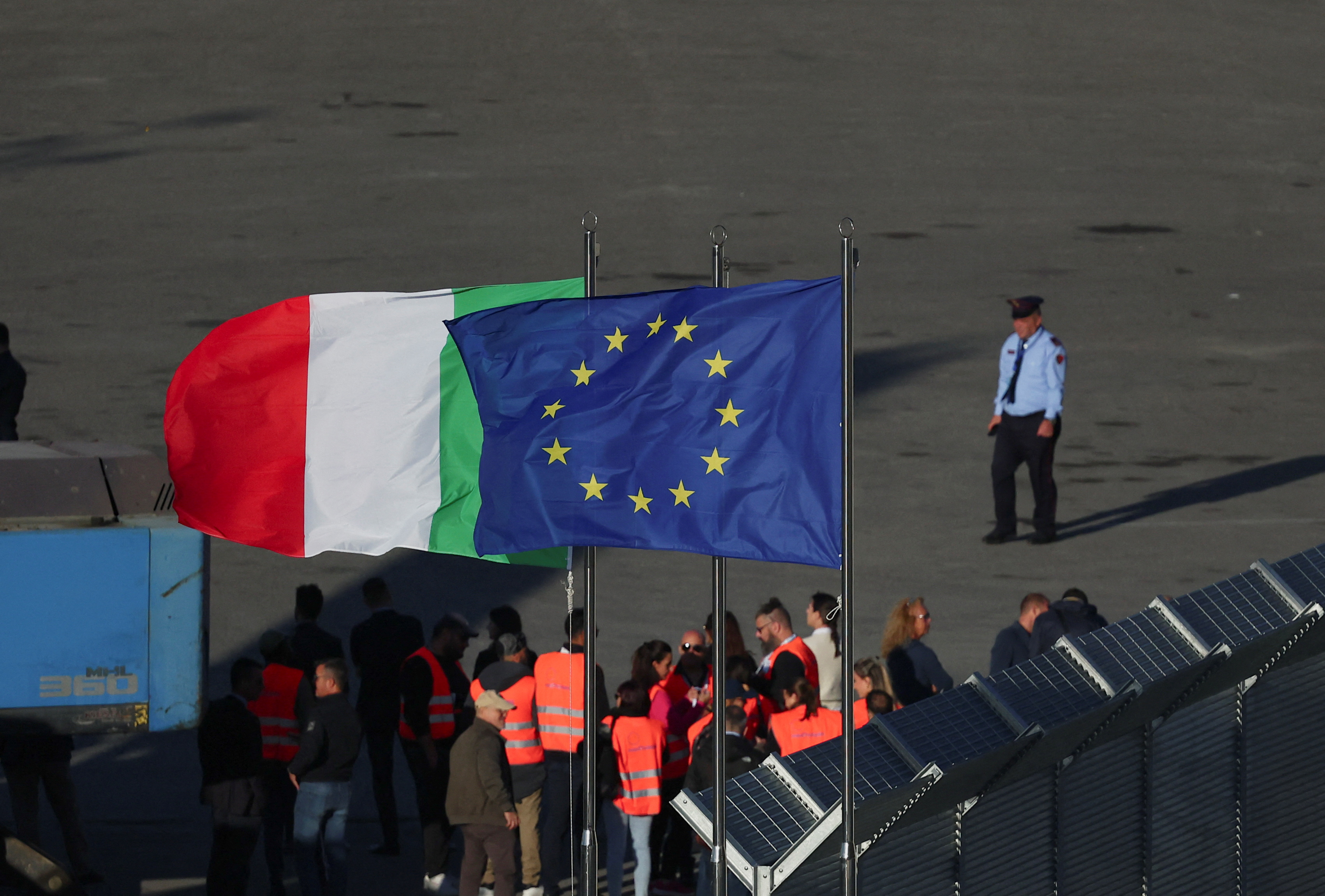 Η Ιταλία παρέδωσε τους πρώτους μετανάστες στην Αλβανία-1