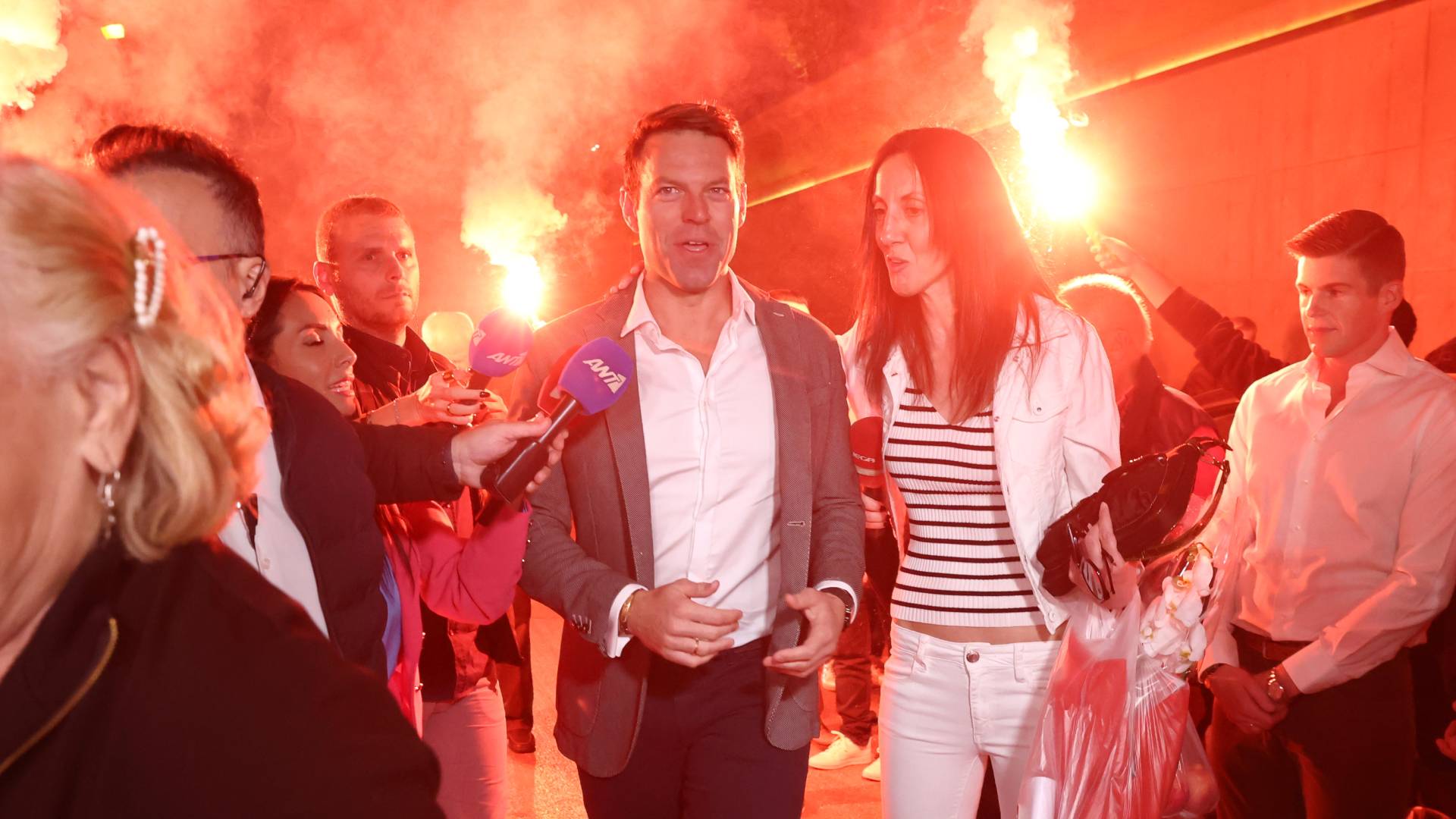 Στέφανος Κασσελάκης: Εγκαίνια γραφείων στον Ταύρο με καπνογόνα και συνθήματα-1