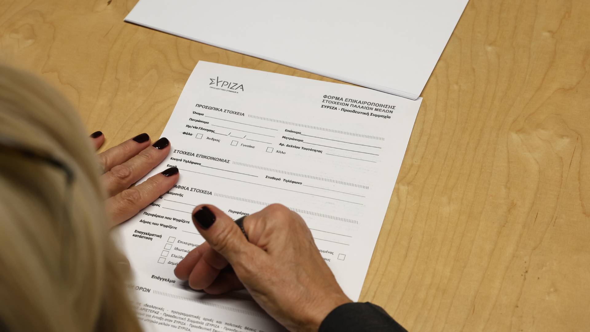 Στέφανος Κασσελάκης: Εγκαίνια γραφείων στον Ταύρο με καπνογόνα και συνθήματα-3