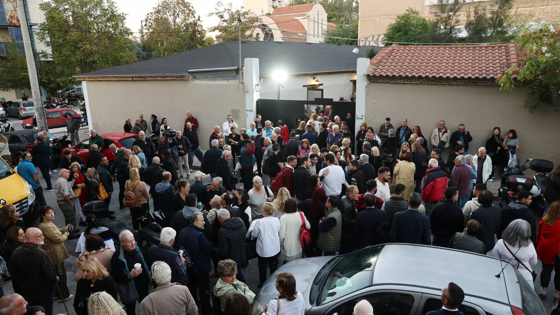 Στέφανος Κασσελάκης: Εγκαίνια γραφείων στον Ταύρο με καπνογόνα και συνθήματα-2
