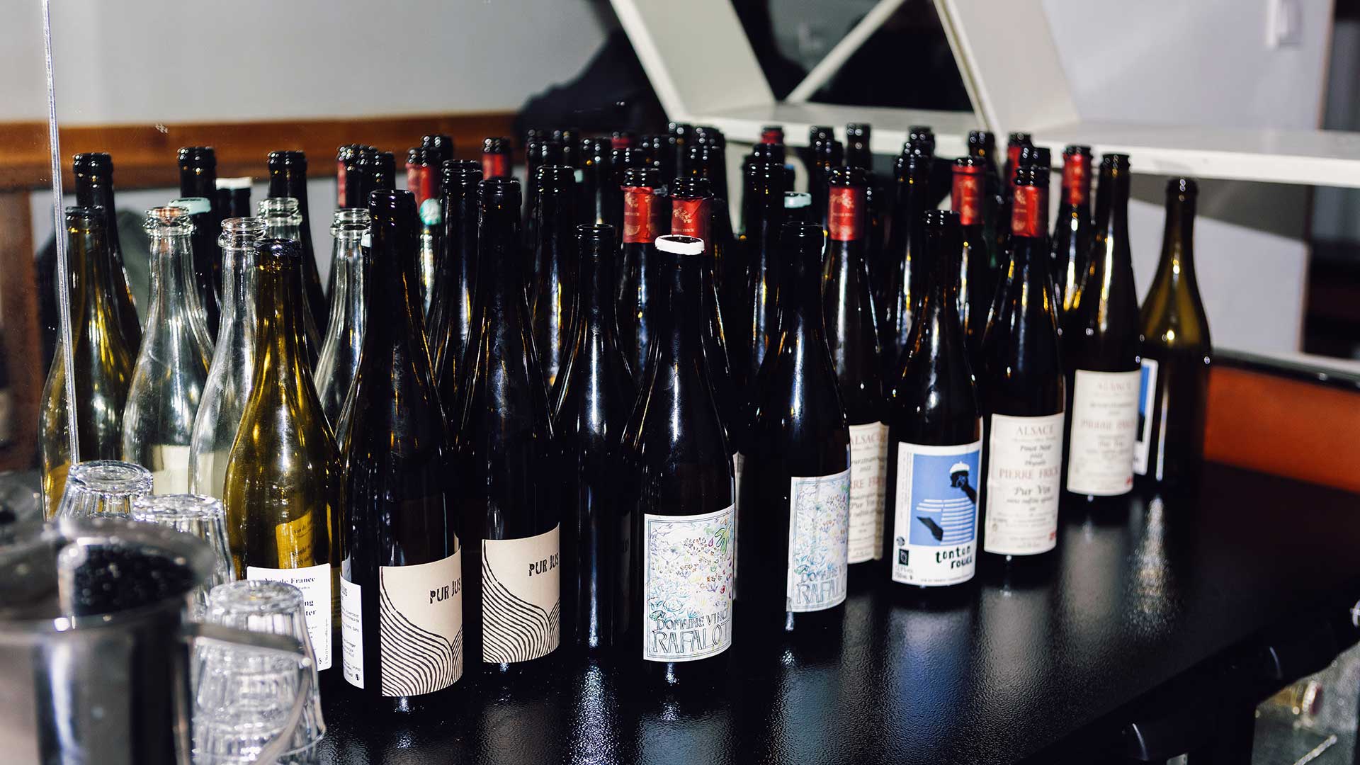 Kennedy: High end ήχος, κρασιά από την Αλσατία και εκλεκτά τυριά στο νέο wine bar του κέντρου-1