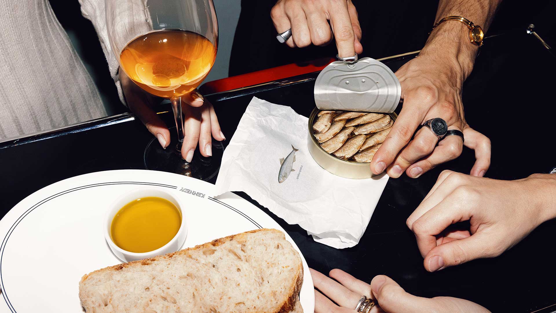 Kennedy: High end ήχος, κρασιά από την Αλσατία και εκλεκτά τυριά στο νέο wine bar του κέντρου-3