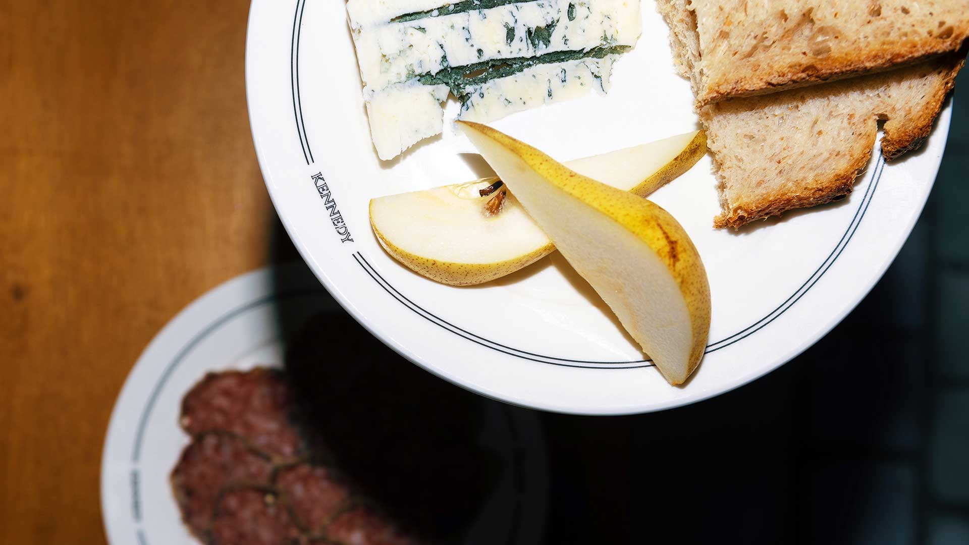 Kennedy: High end ήχος, κρασιά από την Αλσατία και εκλεκτά τυριά στο νέο wine bar του κέντρου-2