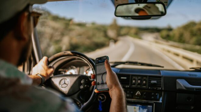 κινητό-στην-οδήγηση-αυξάνει-τον-κίνδυ-563295631