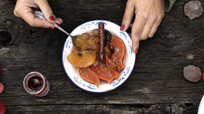 κομπόστα-με-φρέσκα-και-ξερά-φρούτα-φου-563299123