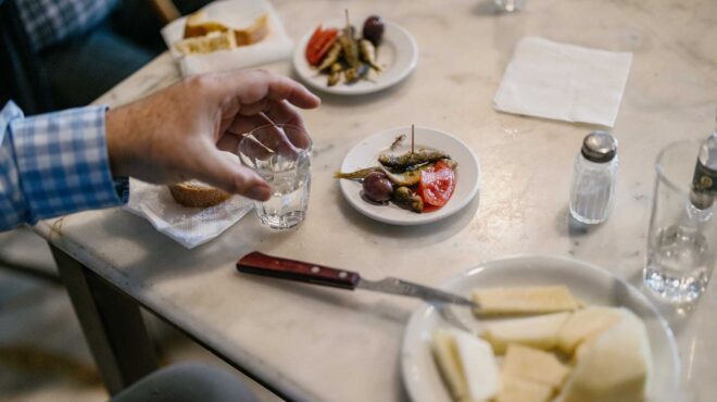 πάμε-για-τσίπουρο-10-στέκια-για-μεζέ-και-563248921