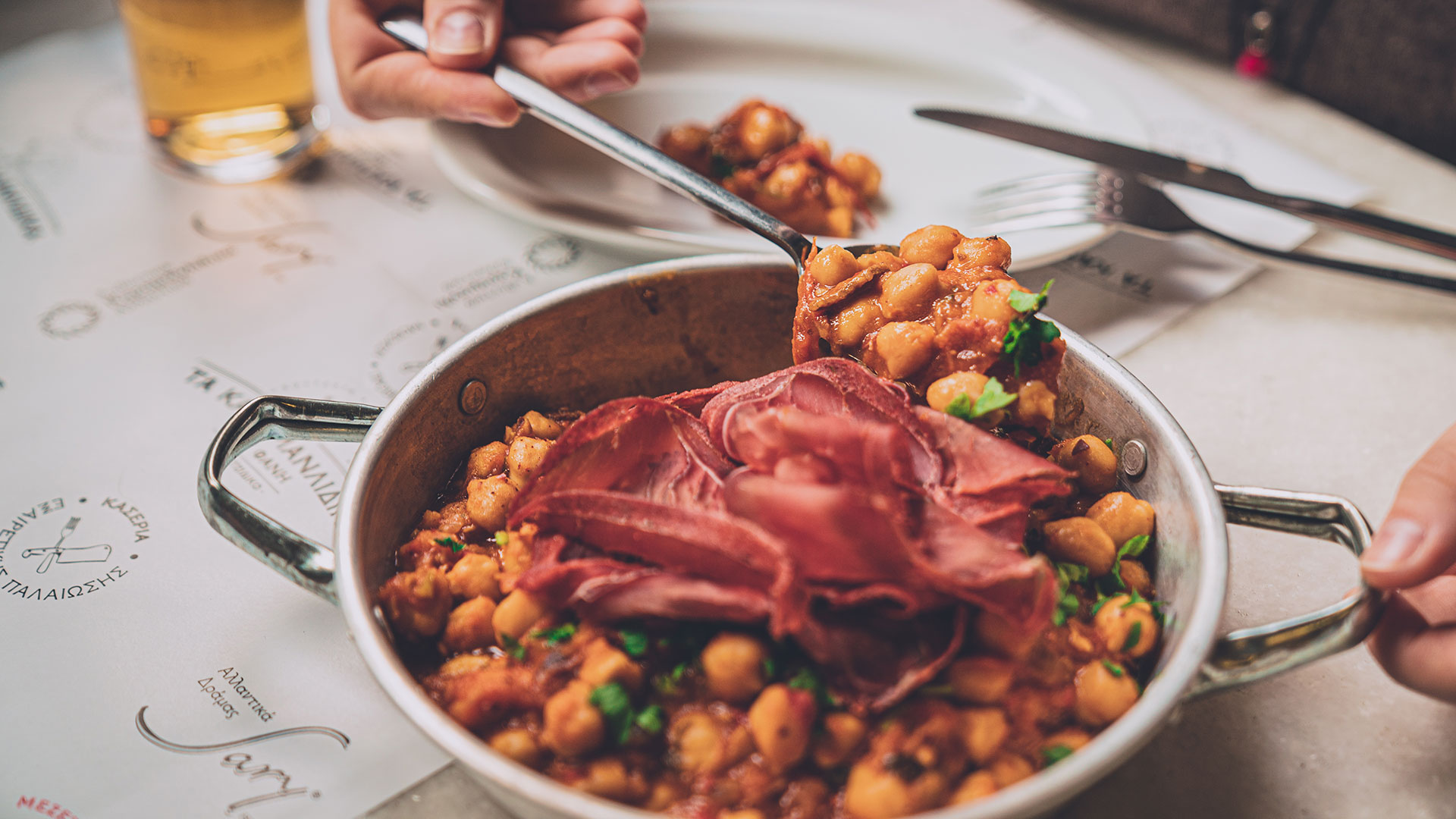 Πάμε για τσίπουρο: 10 στέκια για μεζέ και τσούγκρισμα στην Αθήνα-1