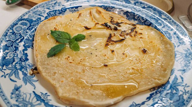 πίτα-σφακιανή-με-θυμαρίσιο-μέλι-563281342