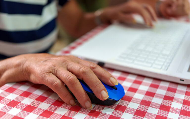 «Παιδί μου, έχω πρόβλημα με το ίντερνετ, μπορείς να με βοηθήσεις;»-1