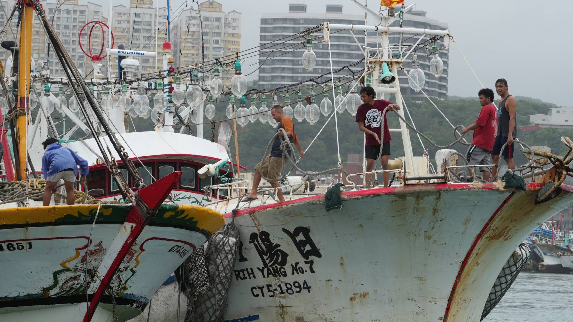 Ταϊβάν: Κύματα 5 μέτρων φέρνει ο τυφώνας «Κονγκ-Ρέι» – Χιλιάδες εγκαταλείπουν τα σπίτια τους-1