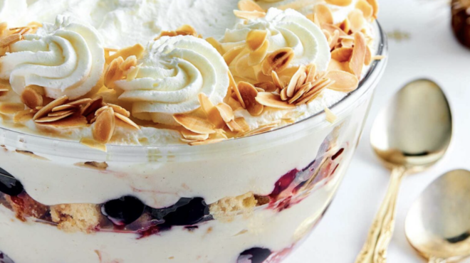 trifle-με-κεράσι-γλυκό-του-κουταλιού-κράνμπ-563290849