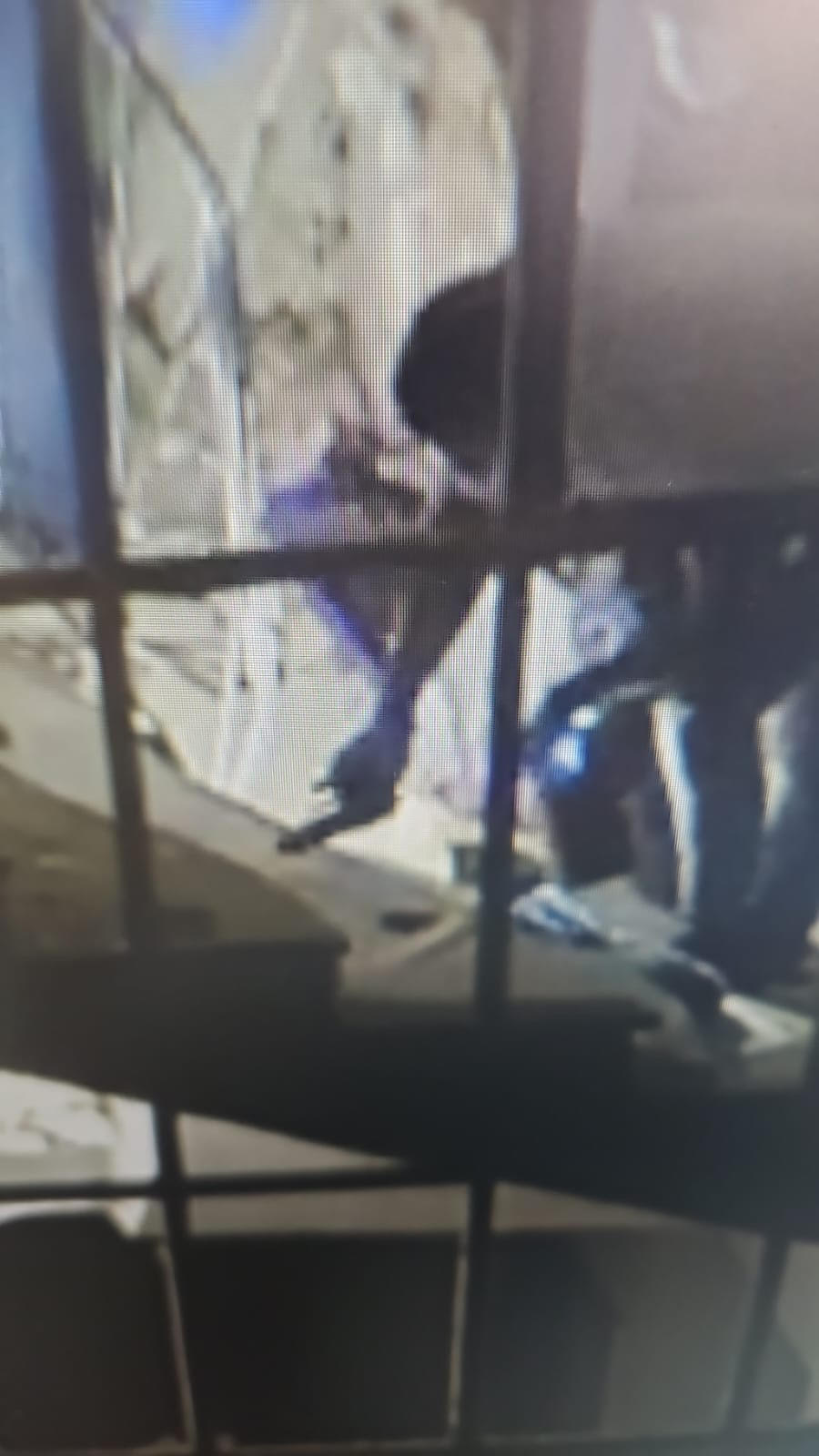 Εκρηξη στους Αμπελοκήπους: Η στιγμή που η ΕΛ.ΑΣ. βρίσκει το όπλο-1