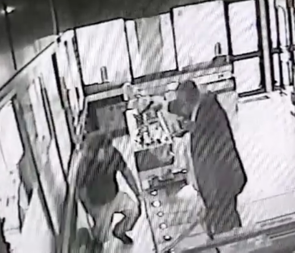 Παλλήνη: Καρέ καρέ η δράση του ληστή που «άνοιγε» κοσμηματοπωλεία-3