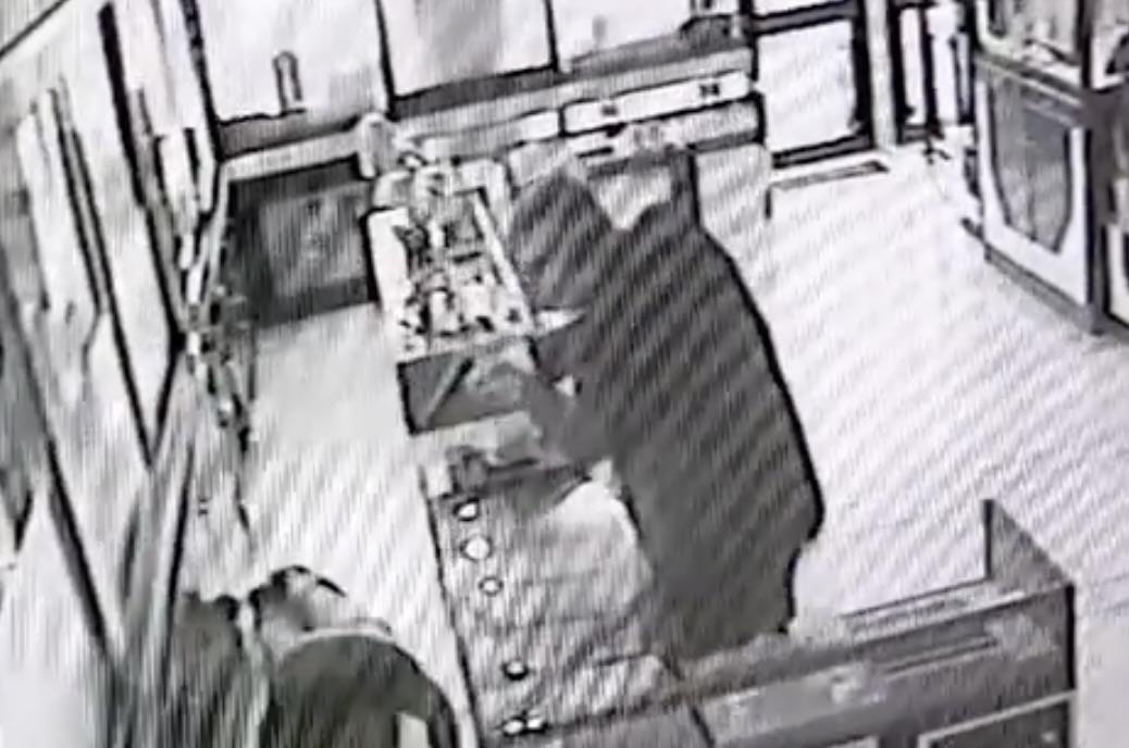 Παλλήνη: Καρέ καρέ η δράση του ληστή που «άνοιγε» κοσμηματοπωλεία-2