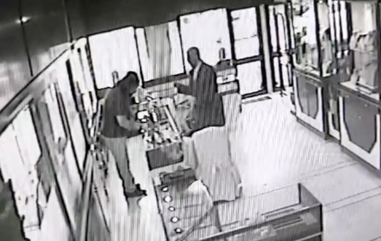 Παλλήνη: Καρέ καρέ η δράση του ληστή που «άνοιγε» κοσμηματοπωλεία-1