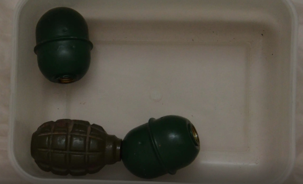 Παγκράτι: Φωτογραφίες από τα ευρήματα στην αποθήκη – οπλοστάσιο-1