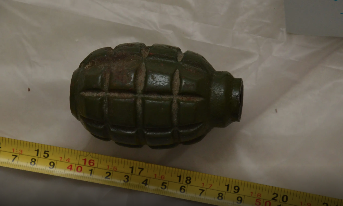 Παγκράτι: Φωτογραφίες από τα ευρήματα στην αποθήκη – οπλοστάσιο-9