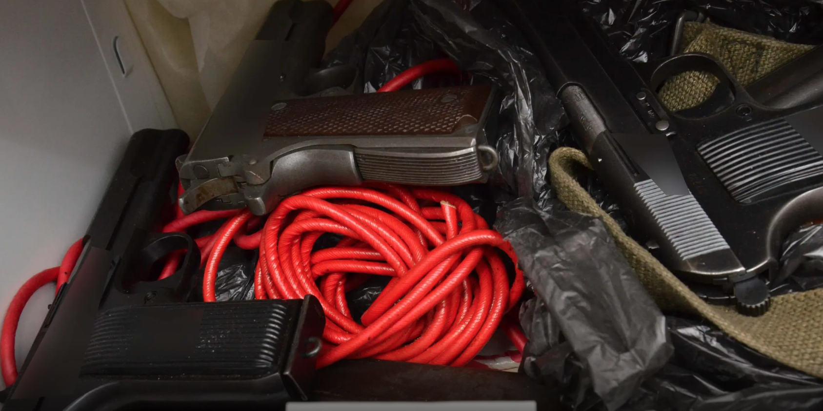 Παγκράτι: Φωτογραφίες από τα ευρήματα στην αποθήκη – οπλοστάσιο-16