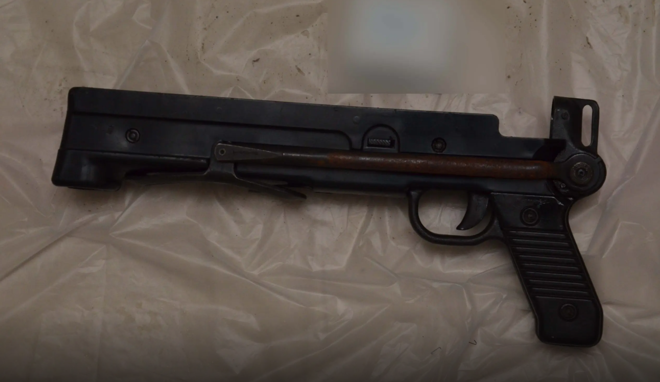 Παγκράτι: Φωτογραφίες από τα ευρήματα στην αποθήκη – οπλοστάσιο-10