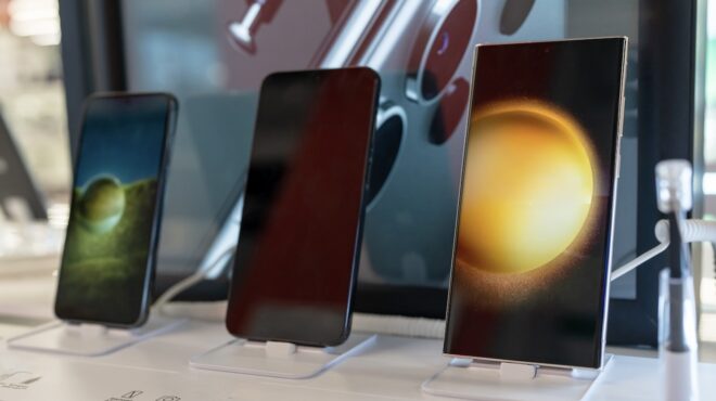 αγία-παρασκευή-εκλεψαν-smartphones-5-000-ευρώ-από-κα-563338327